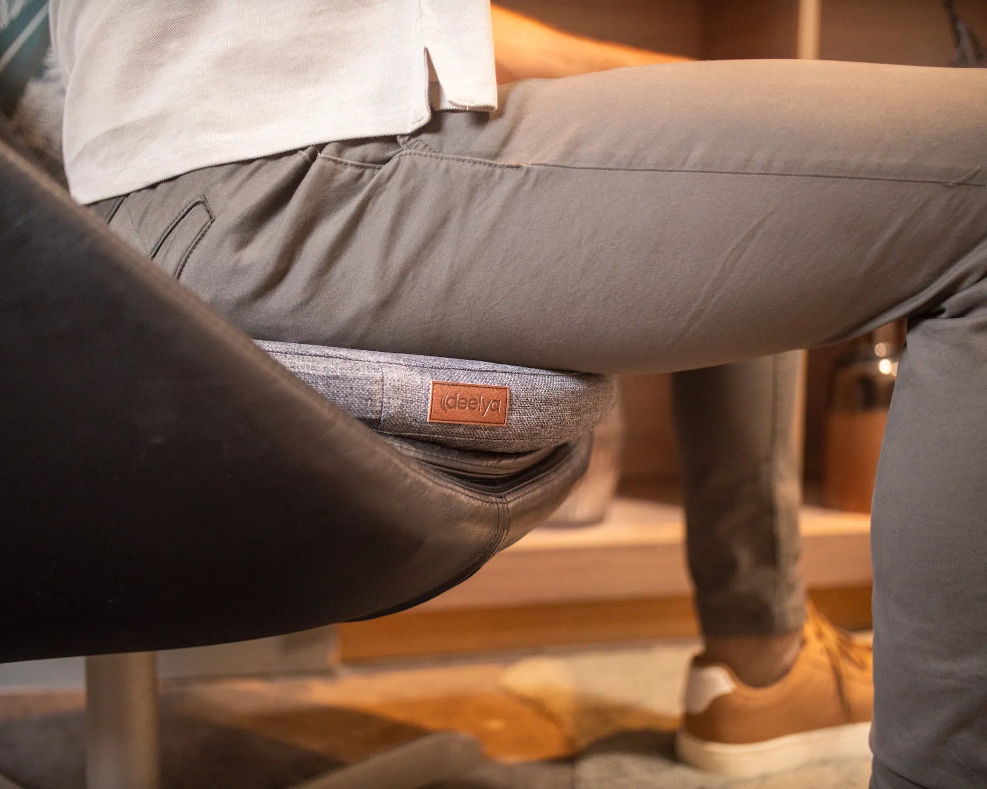 Présentation du support d'assise active DEELYA en tissu chiné gris Seren certifié OEKO-TEX.
