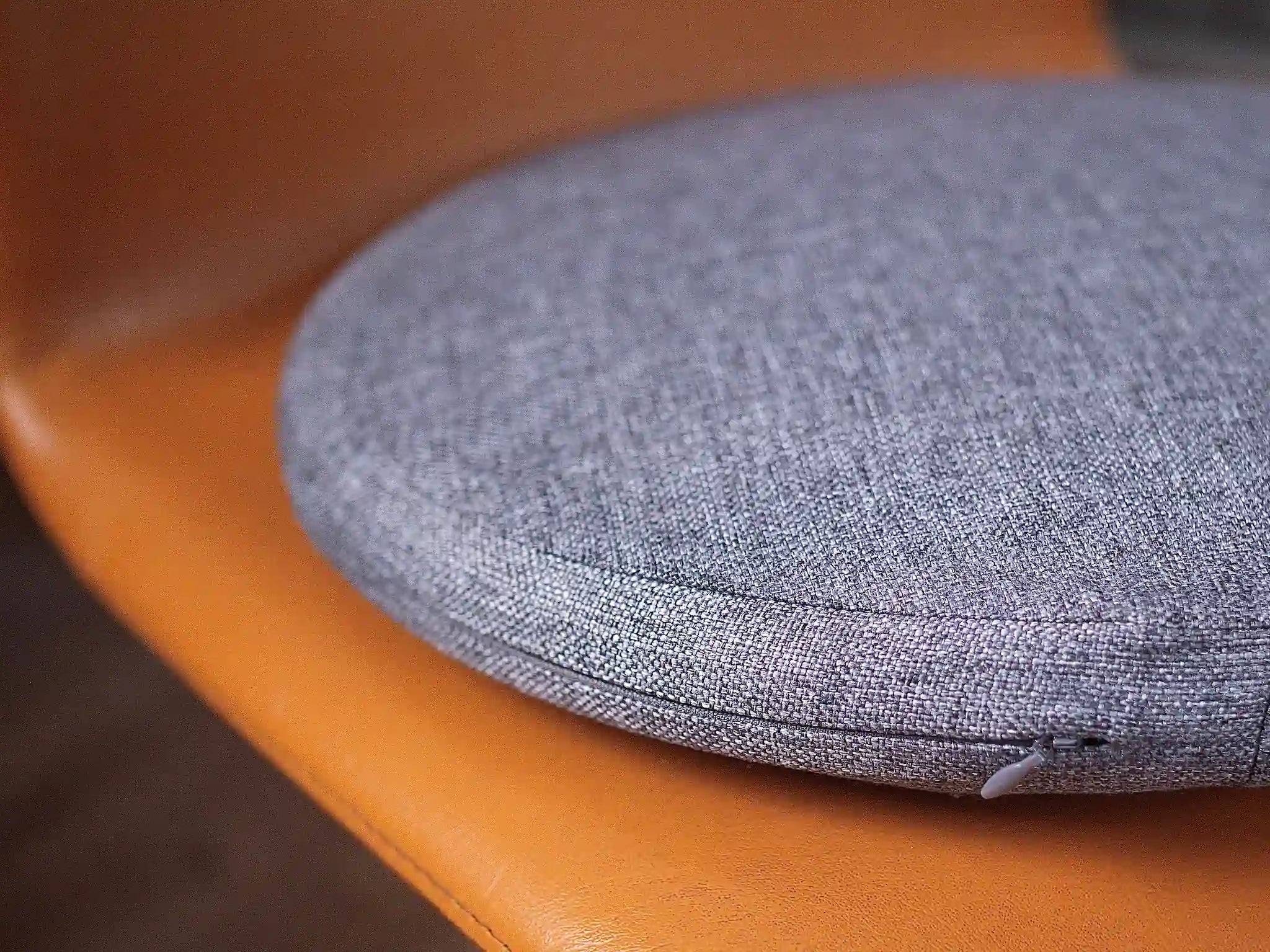Zoom technique sur les finitions premium de DEELYA mettant en valeur la fermeture éclair invisible de l'enveloppe textile gris Seren.