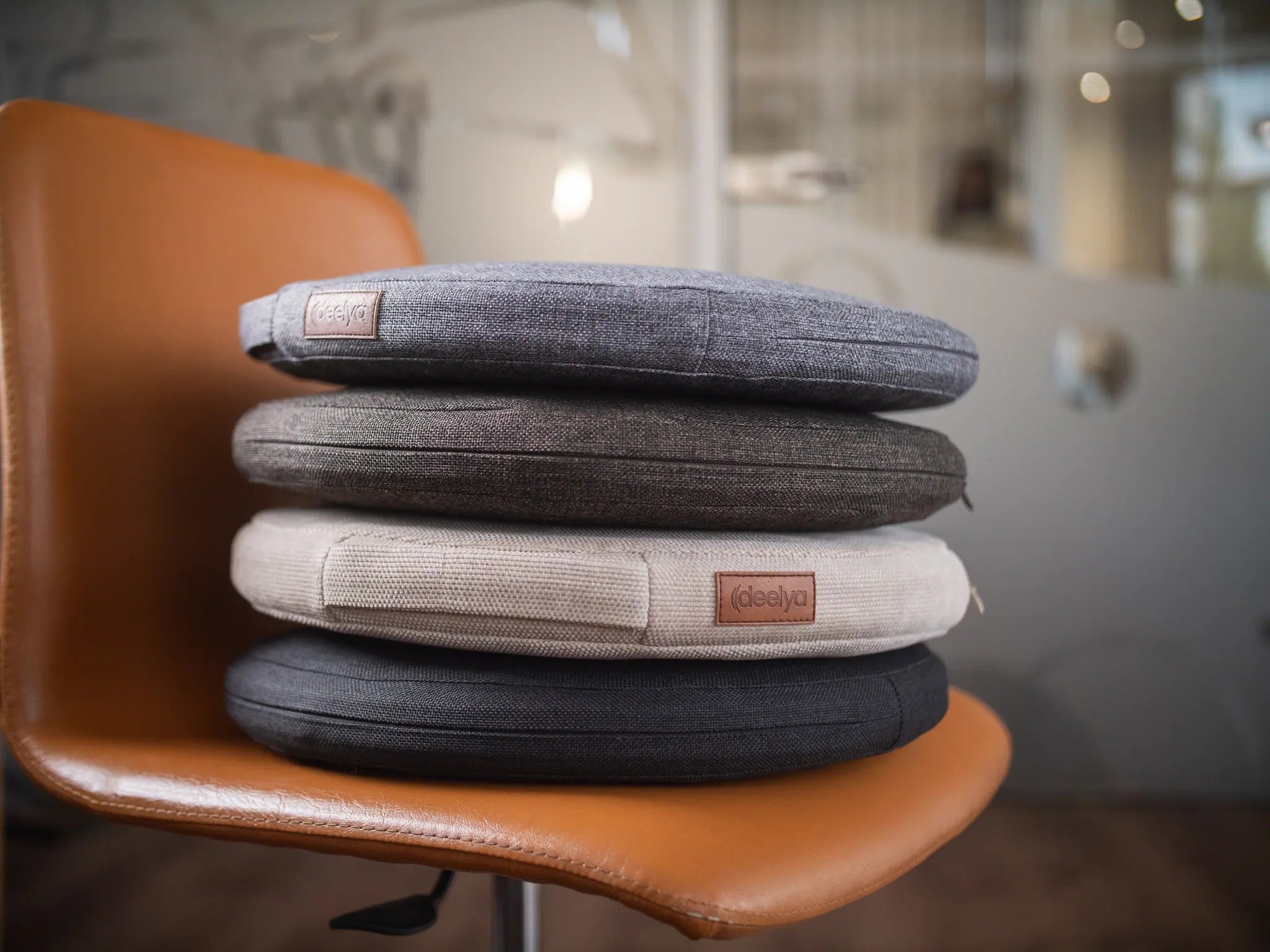 Sélection de plusieurs supports d'assise active DEELYA déclinés dans leurs quatre coloris pour équiper différents espaces.