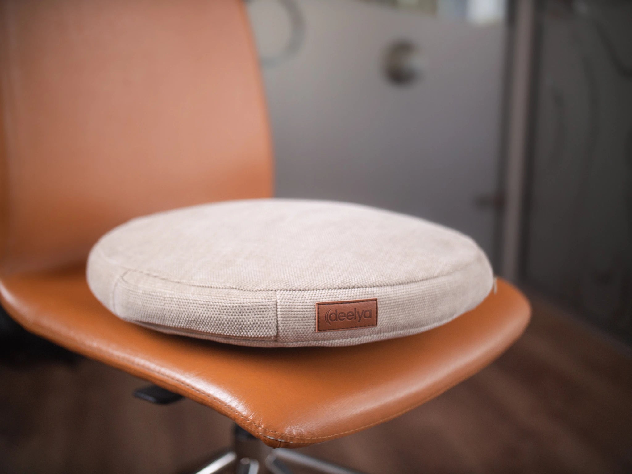 Le support d'assise active DEELYA en velours écru Lume installé sur un siège de bureau.