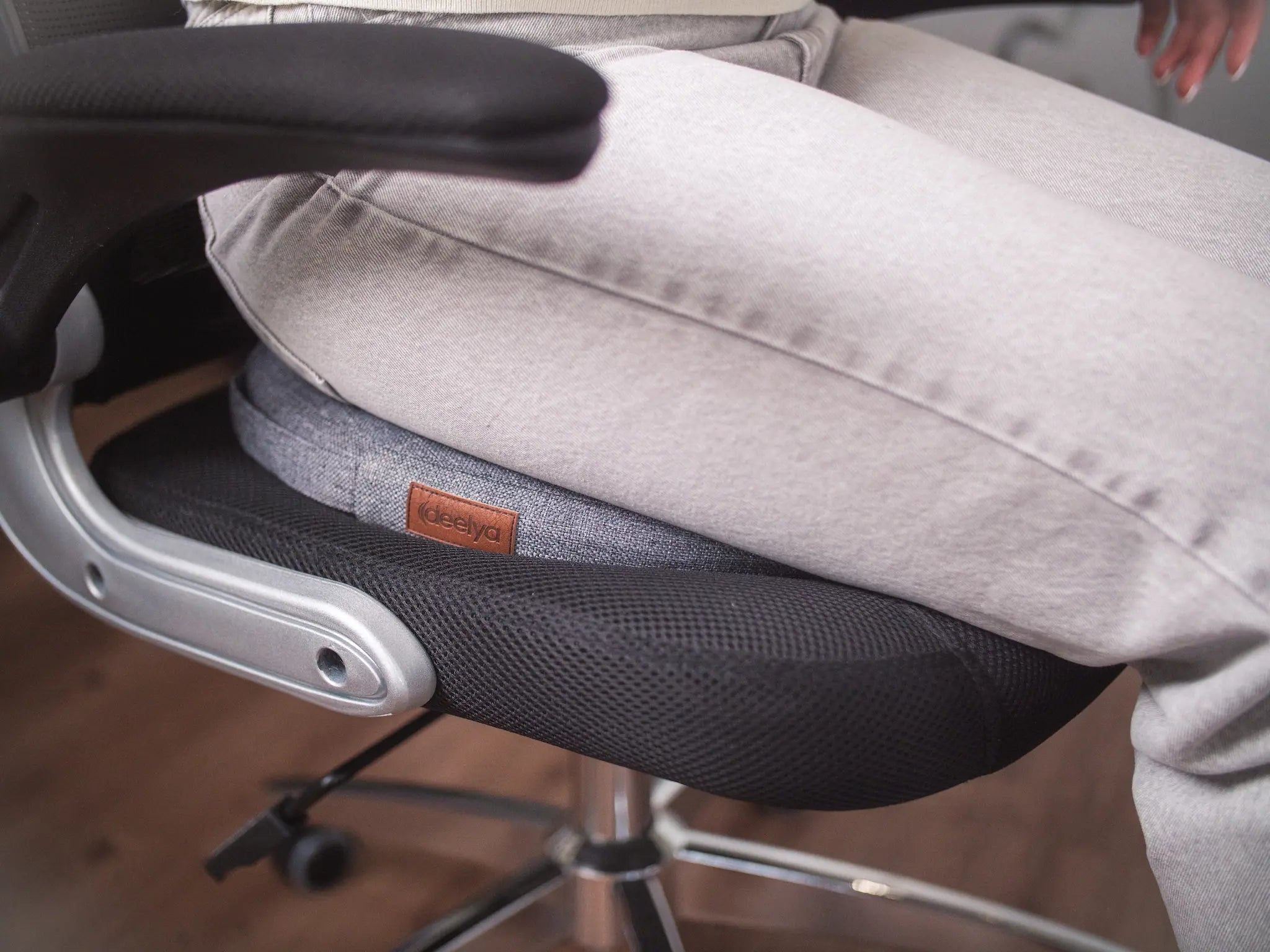 Le support d'assise dynamique DEELYA comme solution de confort par son diamètre généreux de 39cm, pour les projets d'aménagement d'espaces de travail flexibles et de flex-office.