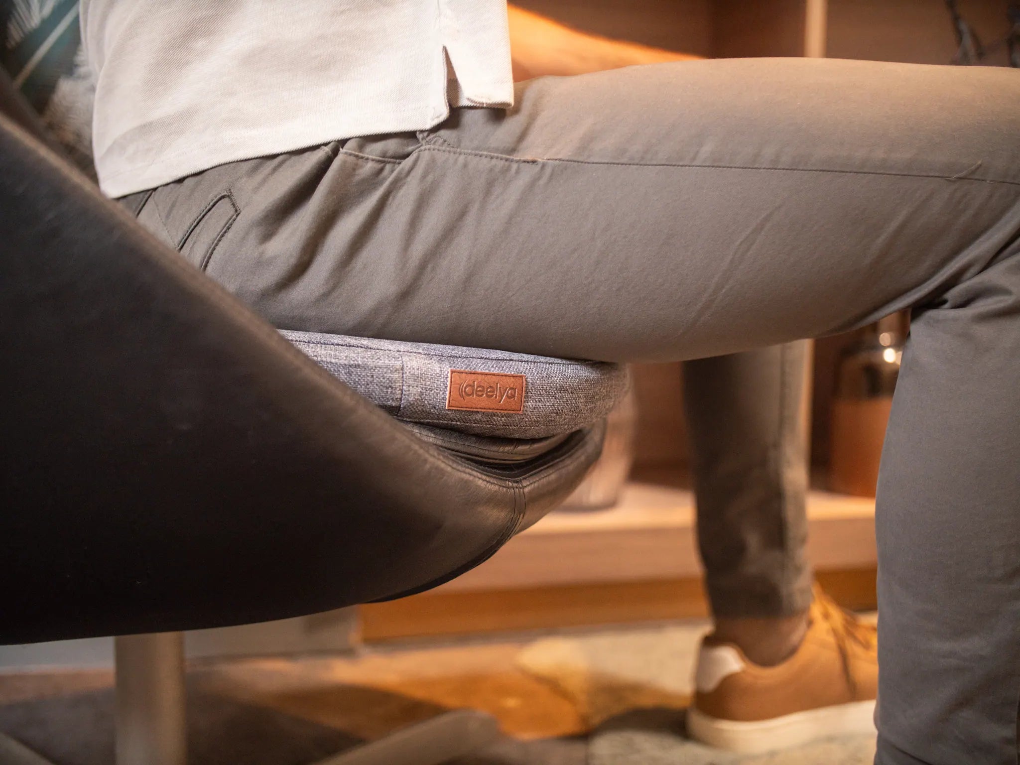 Le support d'assise active DEELYA gris Seren installé sur un fauteuil design, une excellente idée cadeau originale pour homme.