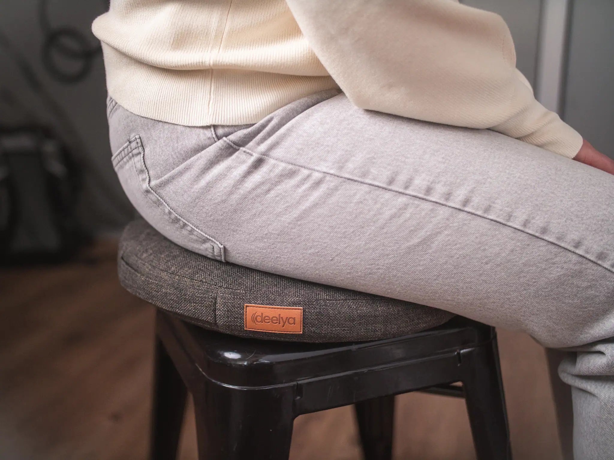 Le support d'assise dynamique DEELYA en tissu chiné brun profond Terra, une belle attention bien-être à offrir à une femme.