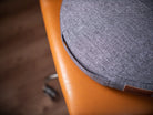 Gros plan sur la poignée intégrée et discrète cousue sur la partie textile du support d'assise DEELYA gris Seren.