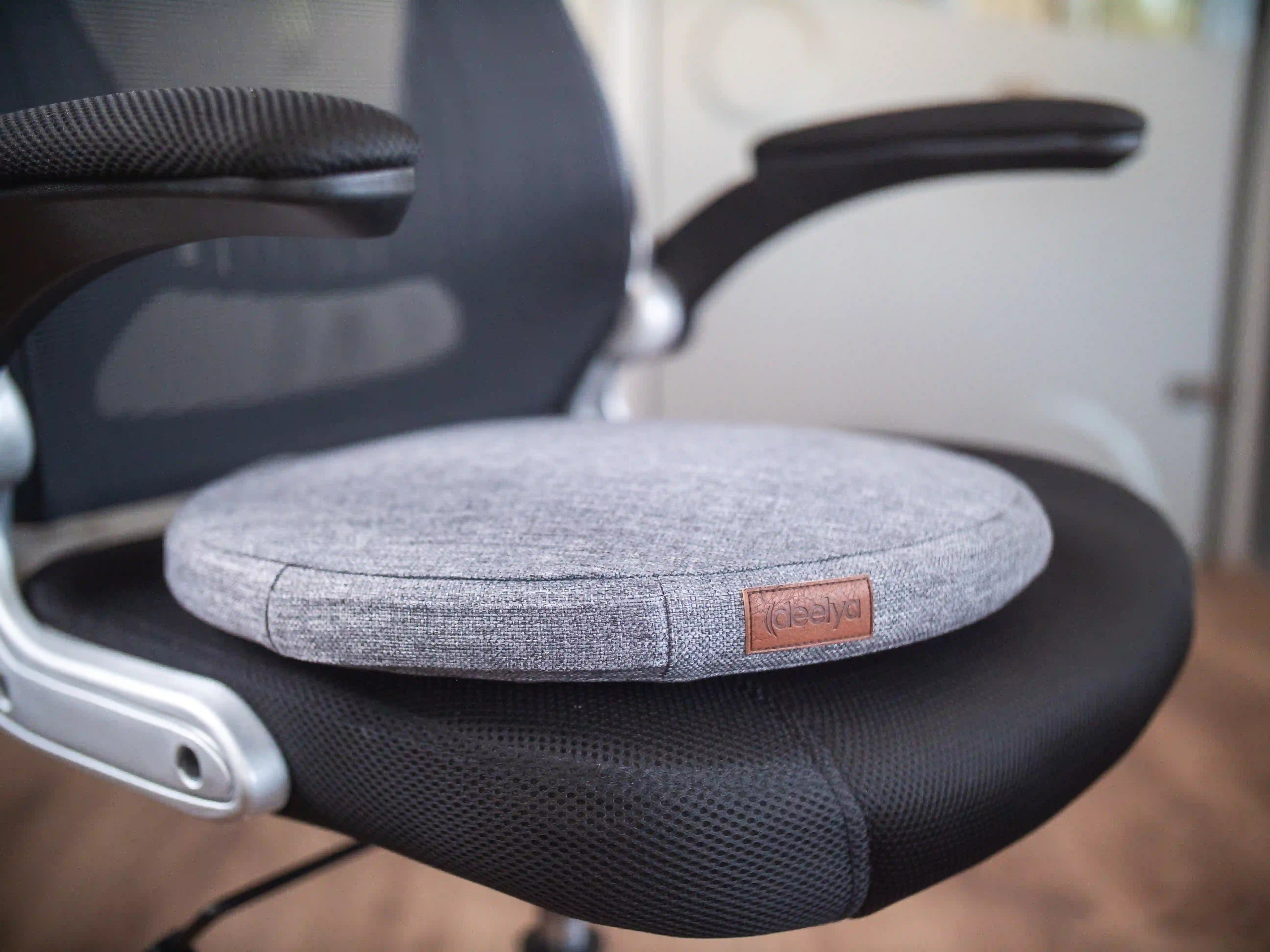 Focus sur l'enveloppe textile amovible et interchangeable DEELYA, certifiée OEKO-TEX, en coloris gris Seren.