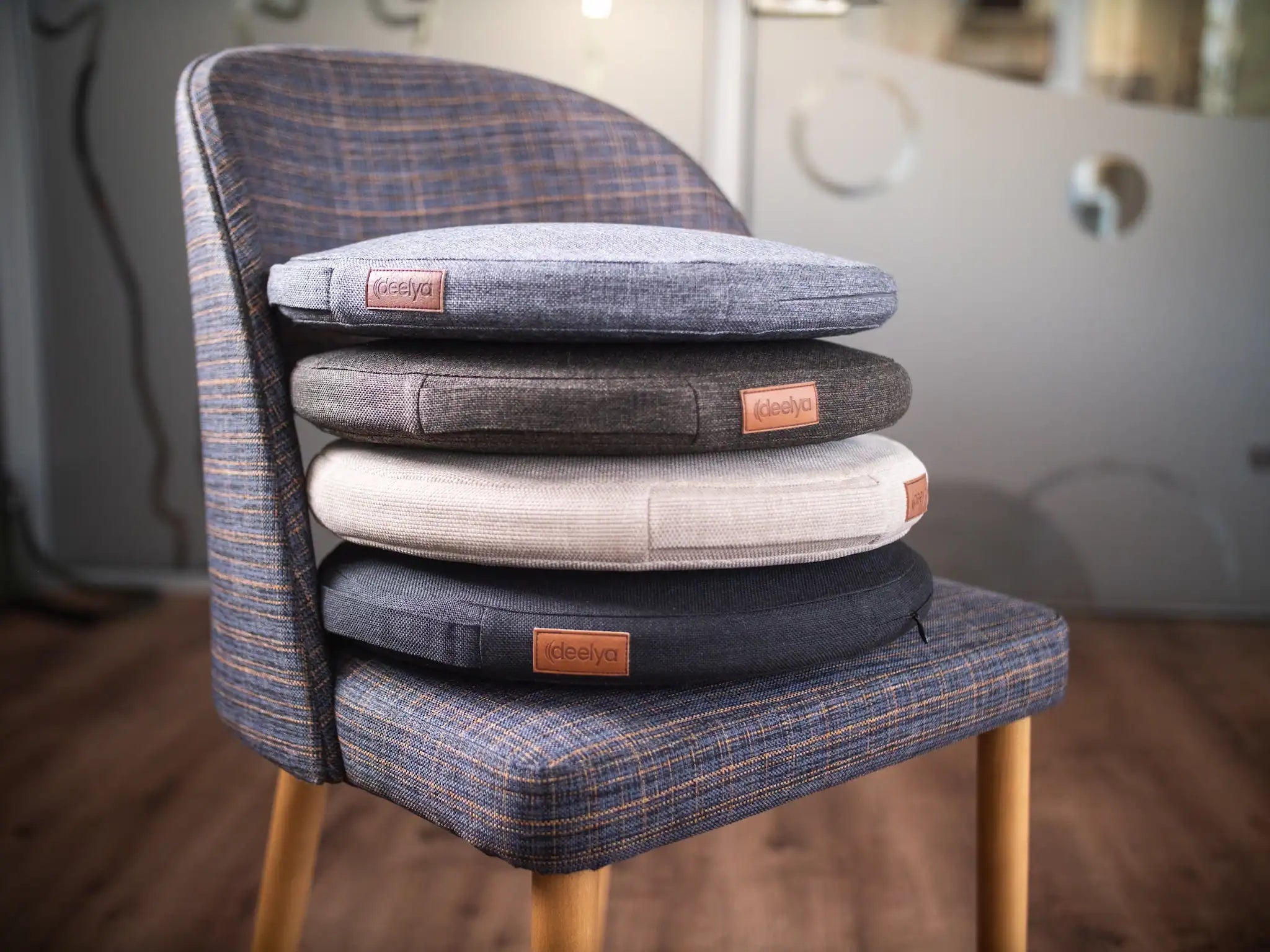 Présentation des quatre coloris du support d'assise active DEELYA, une idée cadeau idéale pour allier confort et design à la maison comme au bureau.