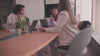 Vidéo présentant une équipe de collaborateurs qui utilisent le support d'assise DEELYA dans le cadre d'un projet d'aménagement de bureaux.