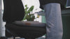 Une collaboratrice s'installe sur son support d'assise active DEELYA, conçu pour résister à un usage quotidien et durable.