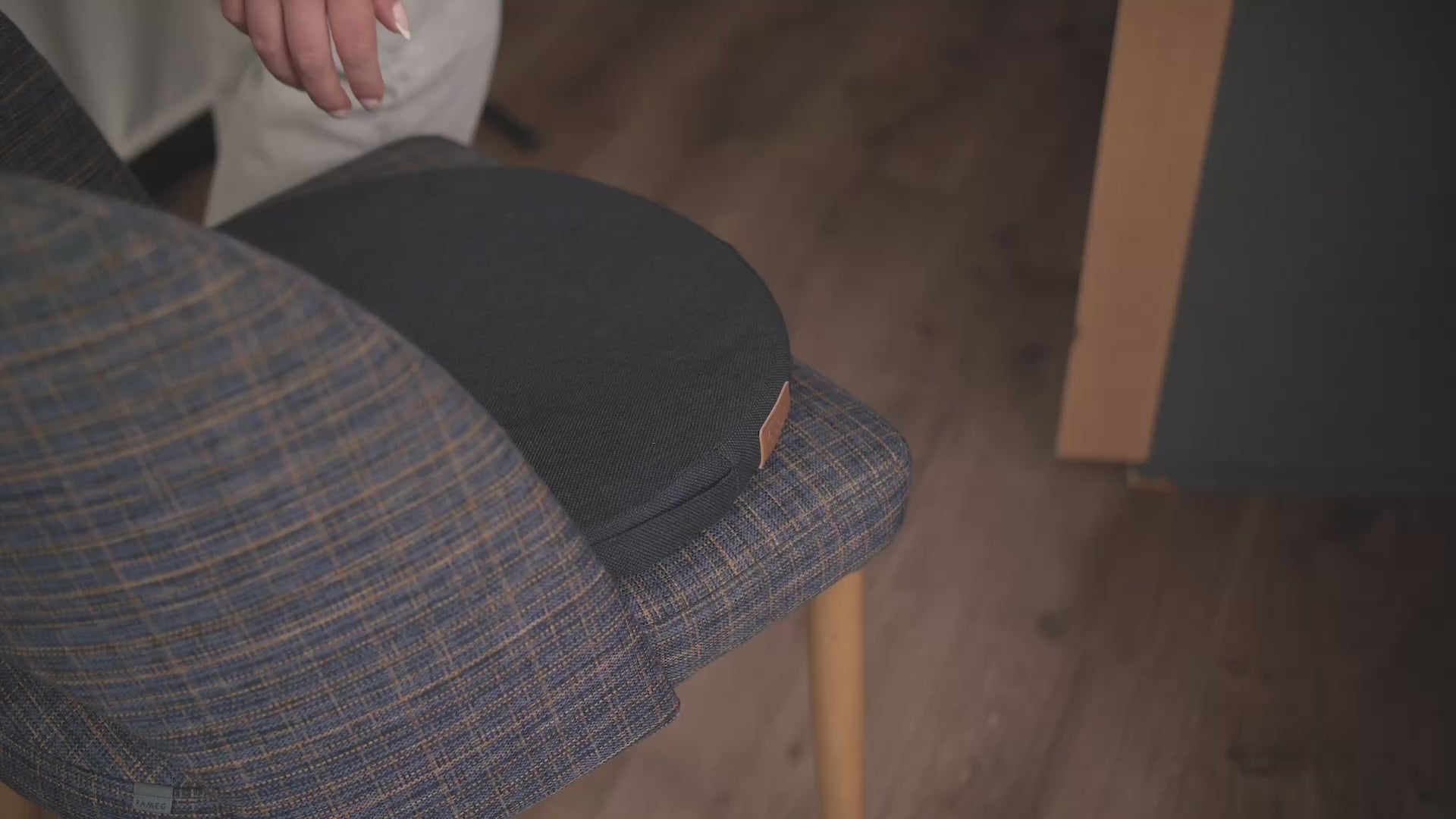 Vidéo illustrant l'usage nomade de l'objet : une femme transporte facilement son support dynamique DEELYA d'une pièce à l'autre en le tenant par sa poignée intégrée.