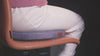 Vidéo de démonstration en situation de travail : une femme s'installe sur son support d'assise active DEELYA posé sur sa chaise de bureau habituelle. Un focus sur le bassin met en évidence les micro-mouvements fluides et dynamiques des hanches, tout en maintenant une stabilité parfaite.