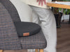 Série de courtes vidéos montrant des utilisateurs, hommes et femmes, assis sur le support d'assise active DEELYA. L'objet s'adapte à différents types de chaises et introduit un micro-mouvement visible et fluide tout en maintenant une parfaite stabilité.