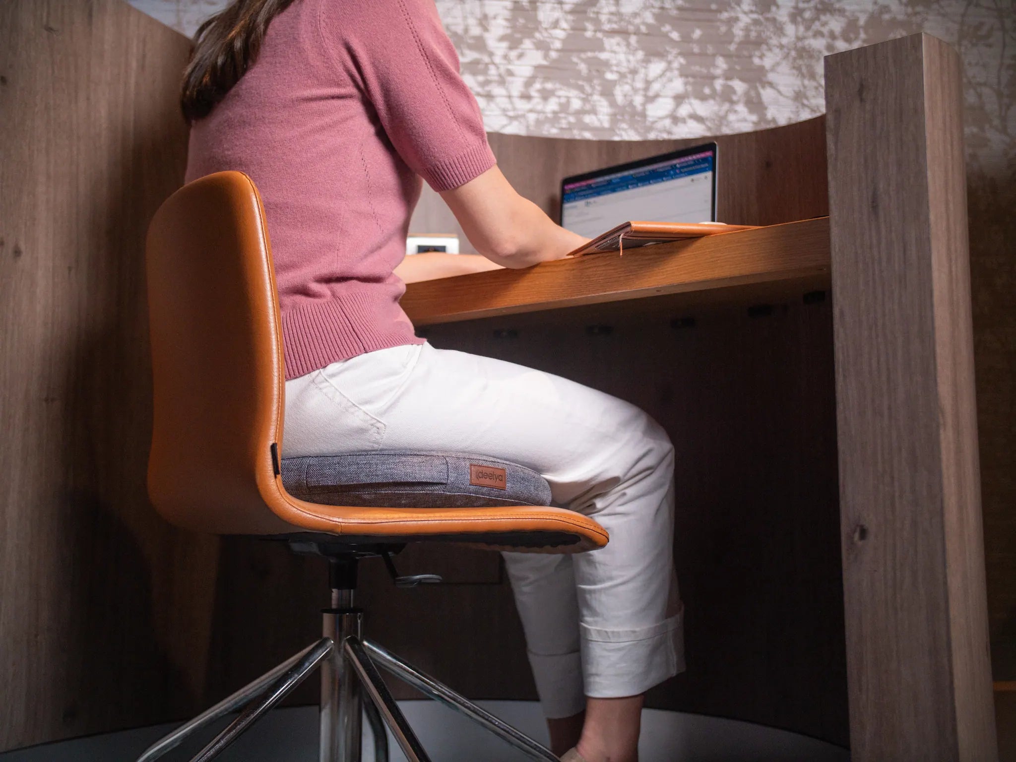 Démonstration de la parfaite stabilité de DEELYA sur un siège à roulettes, montrant qu'il s'installe directement sur le mobilier de bureau déjà existant.