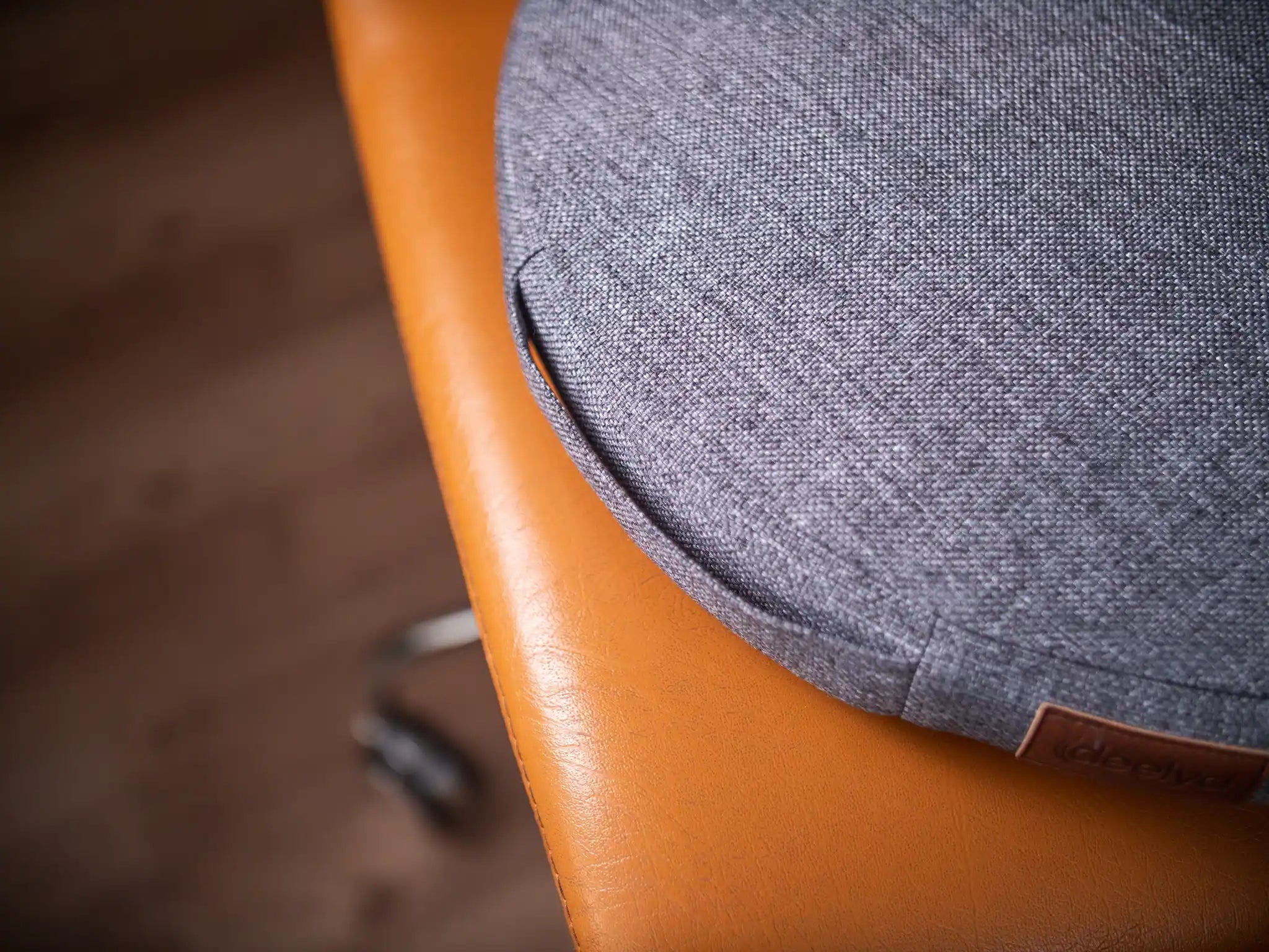Détail des finitions soignées du support d'assise active DEELYA gris Seren, conçu pour s'intégrer dans des projets d'architecture d'intérieur haut de gamme.